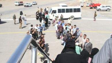وصول دفعة أولى من العالقين اليمنيين في السودان إلى مطار المخا الدولي بدعم طارق صالح 5