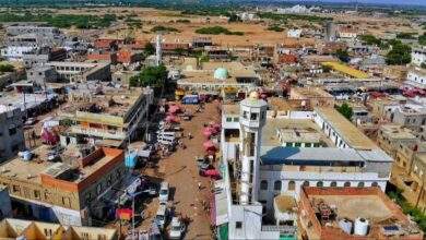 إنهيار معلم أمام محل لبيع المواد الغذائية في جعار ورجل خير يتدخل لهذا الأمر 10