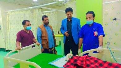 بتكليف من المحافظ ...<br>مدير الإعلام أبين يزور الطفلة ماجدة عادل بالمستشفى الكوبي 10