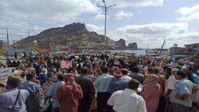 احتجاجات امام قصر معاشيق للمطالبة بهذا الأمر 2