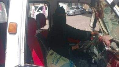 فتاة تعمل سائقة لحافلة نقل في عدن 8