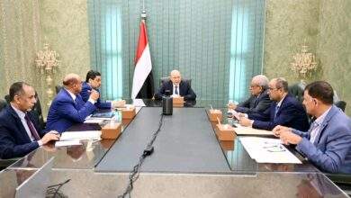 بعد إصدار العملة المعدنية بصنعاء رئيس مجلس القيادة يجتمع بقيادة هامة (تفاصيل) 8