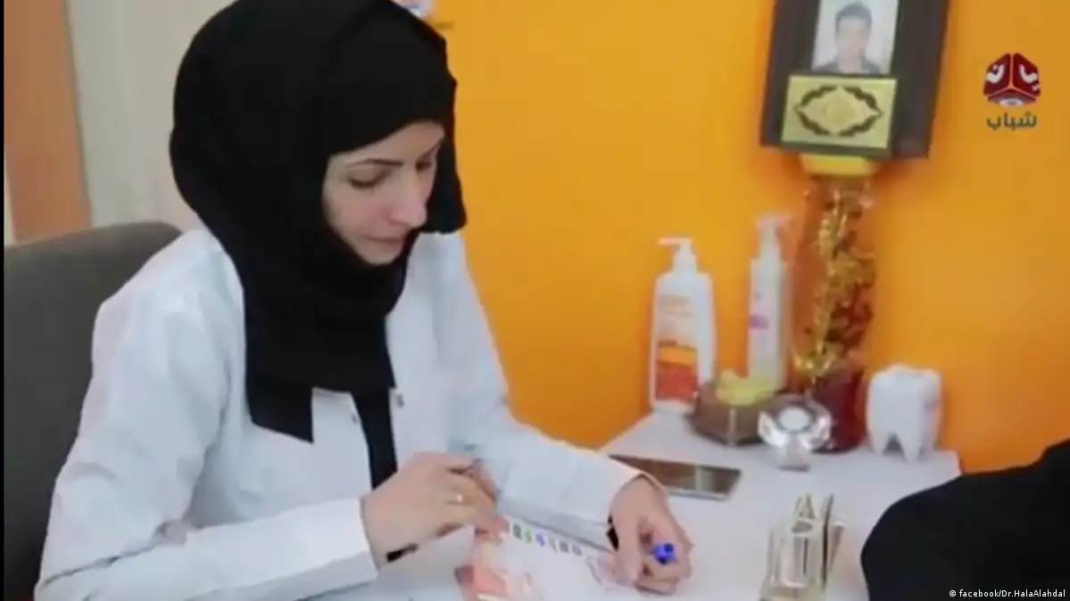 طبيبة أسنان يمنية ترسم البسمة على شفاه المهمشين