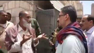معلم يستوقف رئيس الوزراء في حضرموت ويعطيه رسالة مهمة حول مرتبات المعلمين (فيديو) 6