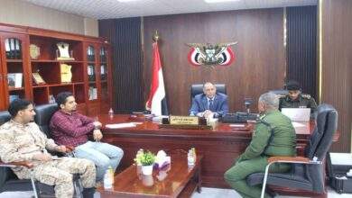 وزير الصناعة والتجارة يدشن إصدار البطاقة الشخصية الشريحة الذكية لمنتسبي ديوان الوزارة ومكتبها بعدن 1