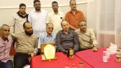 طلاب مدرسة بدر الموحدة بخورمكسر يكرمون مدير المدرسة الأستاذ محمد سالم عبيد 3