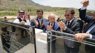 رئيس مجلس القيادة وعضوا المجلس عبدالله العليمي وعثمان مجلي يضعون حجر اساس عدد من المشاريع بتعز 3