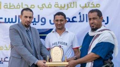 رجل الأعمال وليد السعدي<br> يكرم والد الطالب العبقري وليد يسلم الكلدي 10