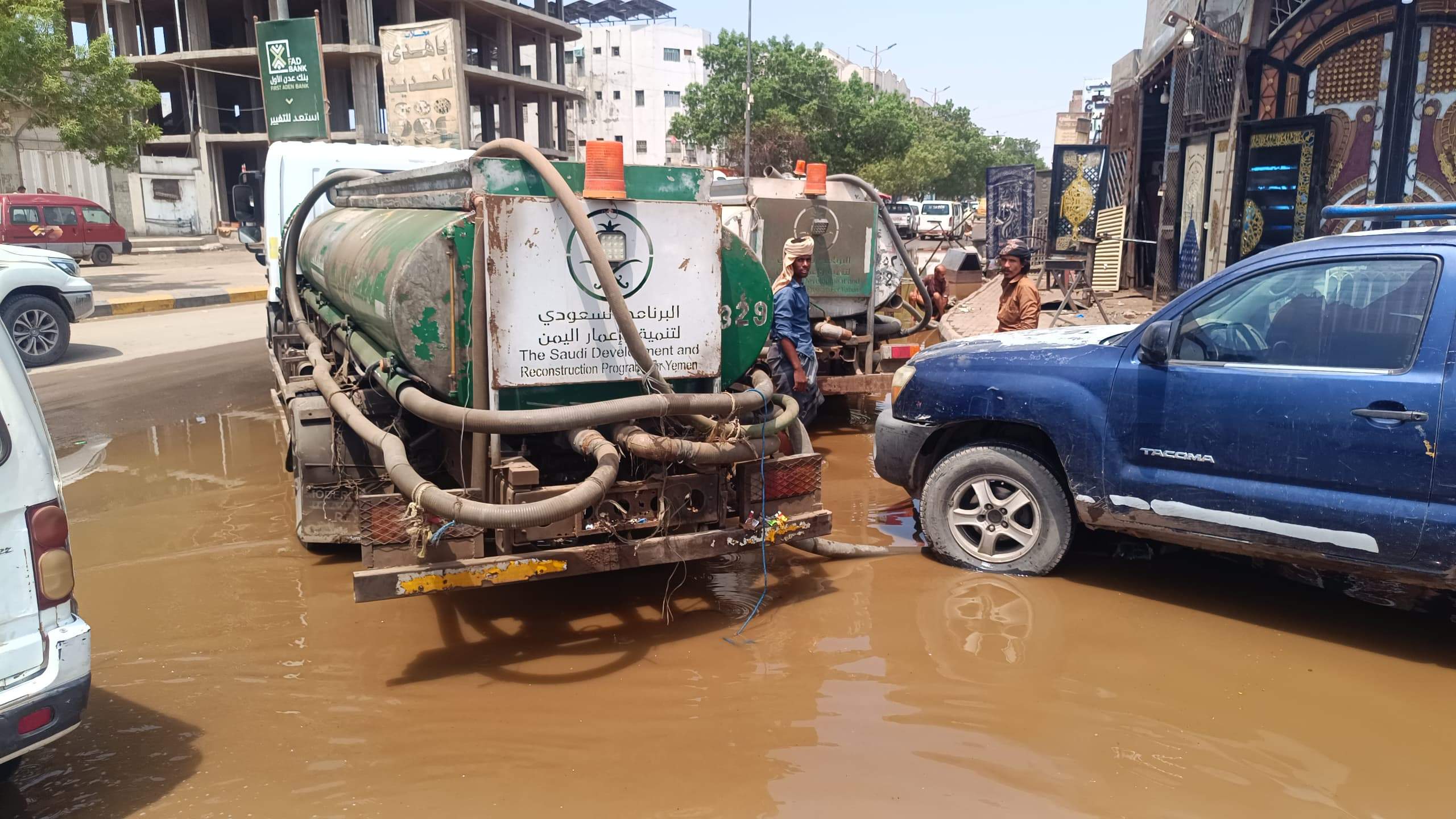 نائب محافظ عدن يتفقد اعمال شفط مياه الامطار ويشيد بجهود المياه والنظافة