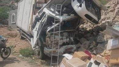 حادث مروع ينهي حياة سائق شاحنة محملة بالبضائع في طريق تعز 10