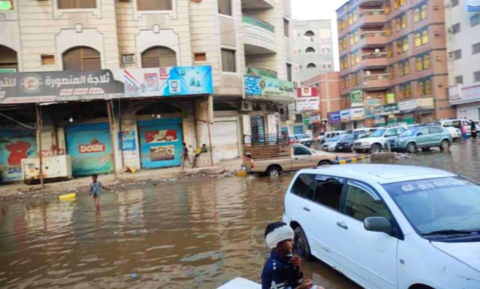 أمطار غزيرة تغرق شوارع عدن والجهات المعنية مطالبة بالتحرك الفوري