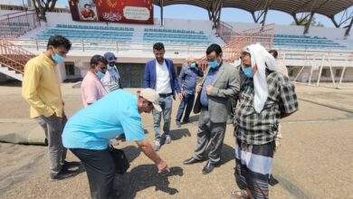 مدير عام المنصورة يدشن مشروع "تعشيب ملعب نادي أهلي عدن" 7