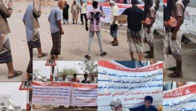 وقفة احتجاجية لاحدى قبائل لحج أمام محكمة الاموال بالمحافظة 10