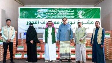 مركز الملك سلمان للإغاثة يدشن توزيع مساعدات التمور بوادي حضرموت 7