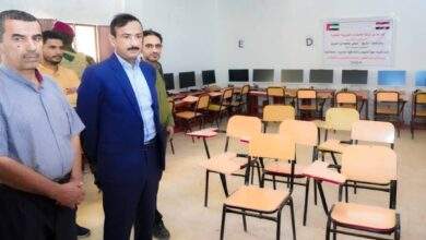 محافظ شبوة يفتتح معملاً بكلية الحاسوب ويطلع على آلية صرف مساعدات الغذاء العالمي 8