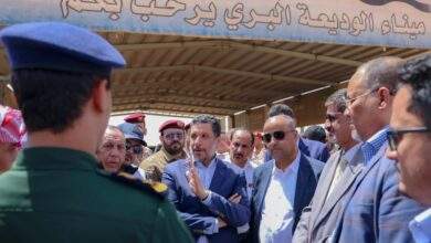 رئيس الوزراء يزور منفذ الوديعة ويطلع على إجراءات التعامل مع المسافرين ويوجه بمراجعة أسعار التربتك 6