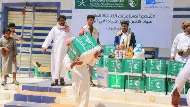 مركز الملك سلمان يوزع مساعدات غذائية عاجلة للنازحين والمتضررين في الجوف 2