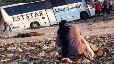 باص يتجاهل التحذيرات ويمر من خلال السيول في حضرموت 4