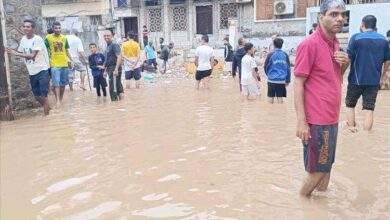 هطول أمطار غزيرة في كريتر يتسبب في إغراق الشوارع 5