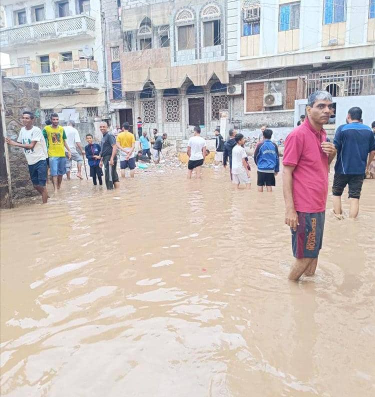 هطول أمطار غزيرة في كريتر يتسبب في إغراق الشوارع