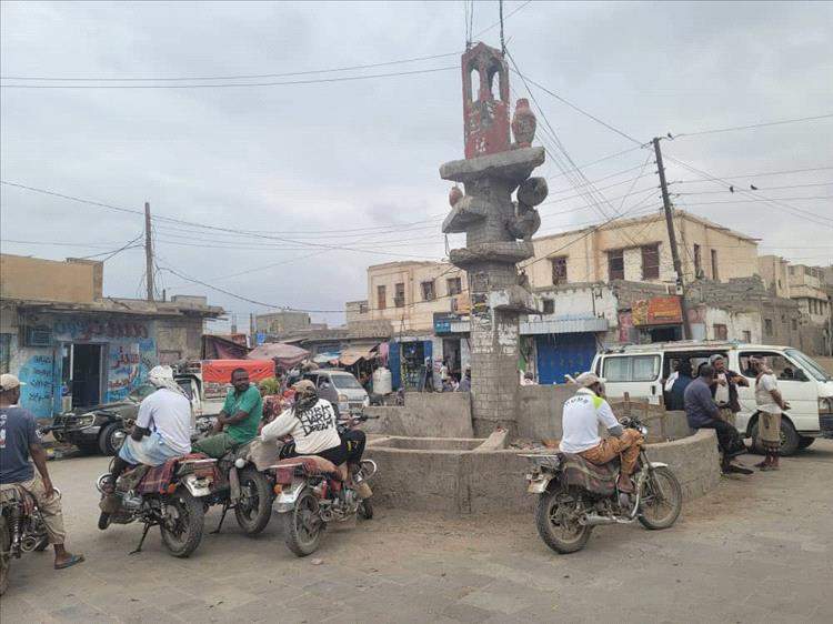 المعلمون في لحج :”الرواتب لا تكفي والجبهات خيار مؤلم”