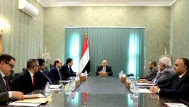 رئيس مجلس القيادة يعقد اجتماعا برئيس الوزراء ولجنة ادارة الازمات الاقتصادية 10