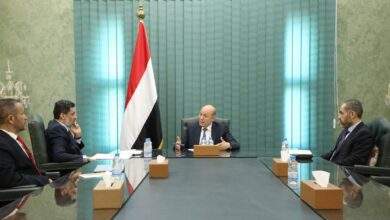 رئيس مجلس القيادة يجتمع برئيس الوزراء ورئيس الفريق الاقتصادي ونائبه 9