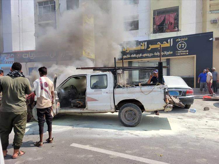 احتراق سيارة في مديرية المنصورة بعدن