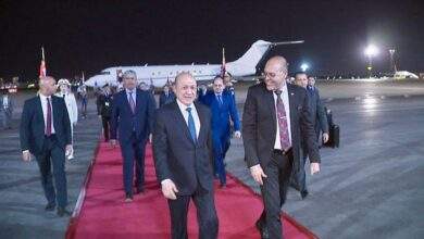 رئيس مجلس القيادة يصل القاهرة للمشاركة في المنتدى الحضري العالمي 7