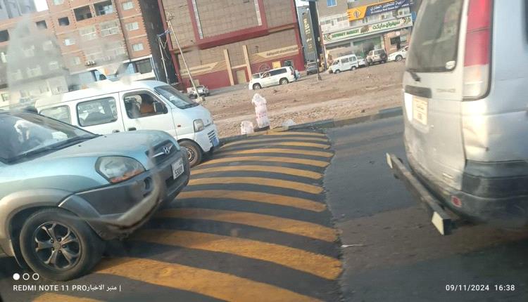 مطبات الطرق في عدن تثير الحوادث والسخرية وسط غياب الإرشادات