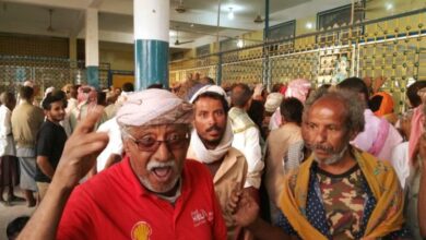 الجوع يدفع العساكر للتسول..! 10