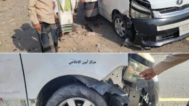 عارض سير مفاجئ على طريق عدن كاد يودي بأعمدة الصحافة في أبين 8
