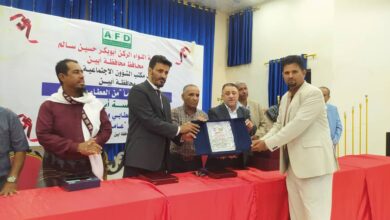 بحضور نائب المحافظ تكريم الدكتور باعزب بدرع التميز وشخصية العام 2024م 7