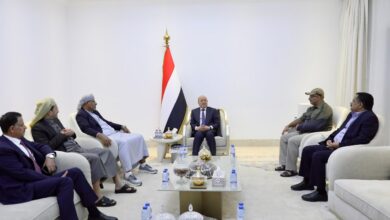 رئيس مجلس القيادة يزور عضو المجلس طارق صالح للاطمئنان على صحته 3