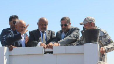 وزير العدل ومحافظ الحديدة يضعان حجر الأساس للمجمع القضائي في الخوخة 6