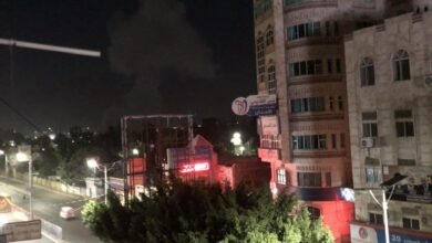 تصاعد أعمدة الدخان بعد استهداف وزارة الدفاع وسط صنعاء 2