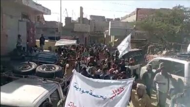 مظاهرات شعبية في مديرية مودية تندد بانقطاع الكهرباء 2
