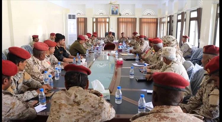 نائب رئيس هيئة الأركان يعقد اجتماعًا في المكلا
