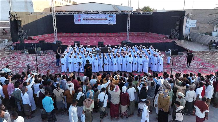 بمساهمة كويتية.. الشحر تزف 400 عريس وعروس في حفل زفاف جماعي 1