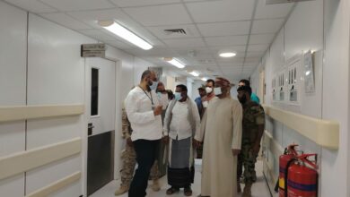 محافظ سقطرى يطلع على سير العمل في مستشفى خليفة 9