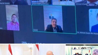 رئيس مجلس القيادة يعقد اجتماعا برئيس الوزراء والمسؤولين المعنيين بالشأن الاقتصادي والخدمي 2