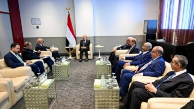 رئيس مجلس القيادة يلتقي وزير الخارجية البحريني للبحث في تنسيق التعاون الثنائي بين البلدين 1