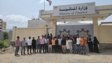 وقفة احتجاجية لموظفي صندوق صيانة الطرق أمام وزارة المالية لتغيير المدير المالي 5