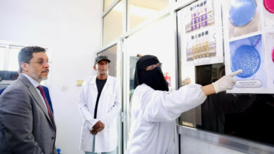 رئيس الوزراء يتفقد المشاريع التطويرية الجاري تنفيذها في محطة البرزخ ومختبر فحص جودة المياه 2