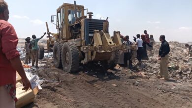 وزارة الصناعة والتجارة تتلف 2 طن من المواد الغذائية منتهية الصلاحية 4