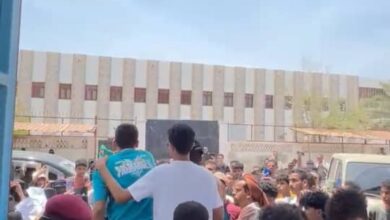 أمام مبنى وزارة التربية بعدن.. وقفة احتجاجية تضامنية لإنصاف طلاب ثالثة ثانوي 4