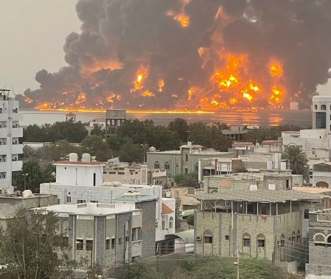 تصعيد خطير: إسرائيل توجه إنذاراً بإخلاء موانئ يمنية