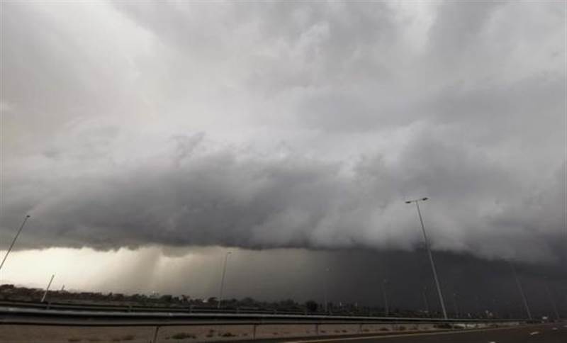 منخفض جوي يضرب محافظة يمنية.. أمطار غزيرة وتحذيرات للسكان
