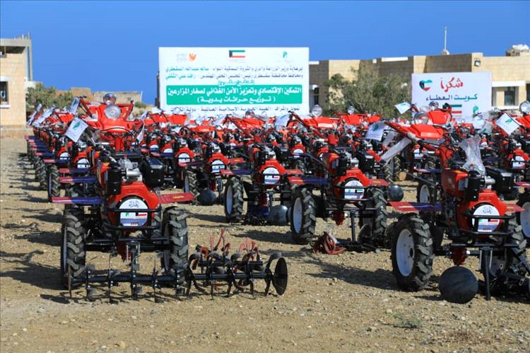 بدعم كويتي وتنفيذ “التواصل للتنمية الإنسانية”.. توزيع 100 حراثة يدوية لصغار المزارعين في سقطرى