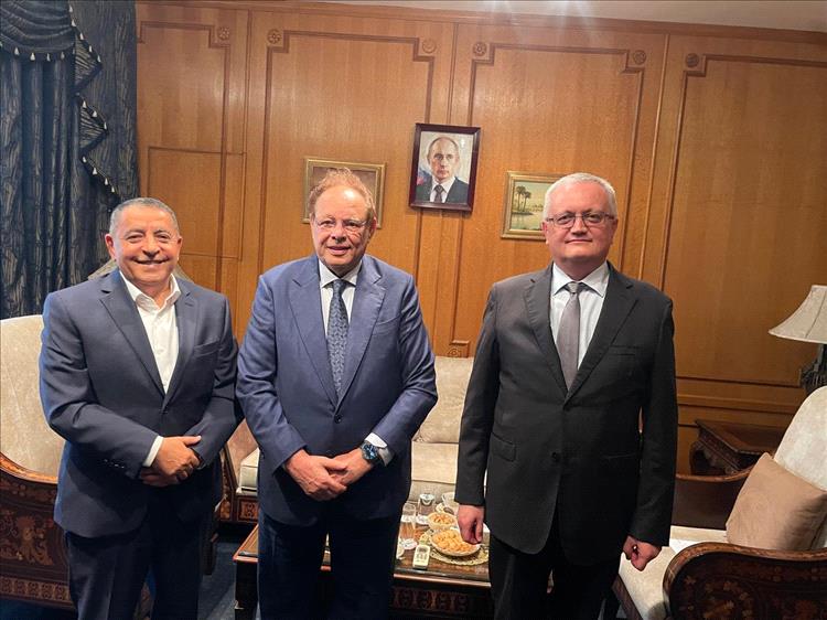 الرئيس علي ناصر محمد يلتقي السفير الروسي في القاهرة لبحث مستجدات الأزمة اليمنية